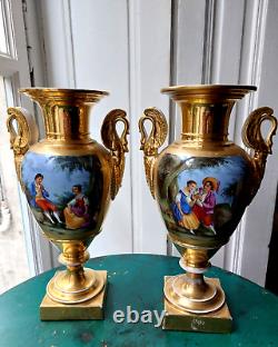 PAIRE DE VASE MEDICIS EN PORCELAINE DE PARIS EPOQUE XIXème