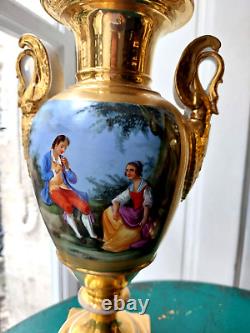 PAIRE DE VASE MEDICIS EN PORCELAINE DE PARIS EPOQUE XIXème