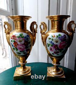 PAIRE DE VASE MEDICIS EN PORCELAINE DE PARIS EPOQUE XIXème