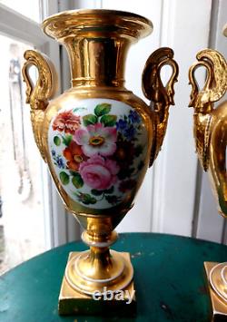 PAIRE DE VASE MEDICIS EN PORCELAINE DE PARIS EPOQUE XIXème