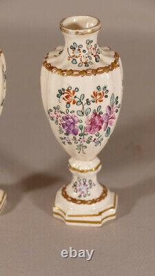 Paire De Petits Vases En Porcelaine Peinte à La Main De Fleurs, époque XIX ème