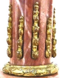 Paire de bougeoirs en marbre rose et bronze doré d'époque milieu XIXème