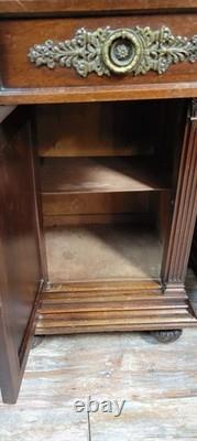 Paire de chevets style Renaissance en noyer sculpté époque XIXeme siécle