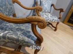 Paire de fauteuils style Louis XIII en noyer sculpté, époque fin XIX ème
