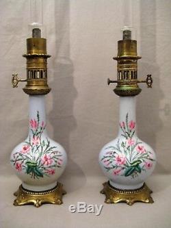 Paire de lampes à pétrole en porcelaine et bronze époque XIX ème siècle