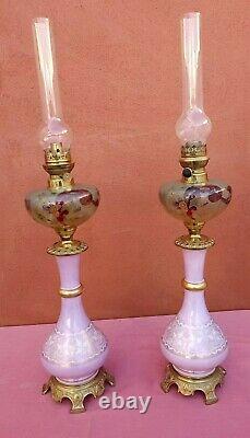 Paire de lampes à pétrole porcelaine et réservoir emaillée époque XIXème siècle