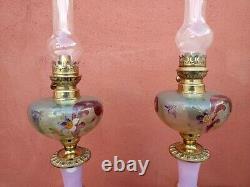 Paire de lampes à pétrole porcelaine et réservoir emaillée époque XIXème siècle