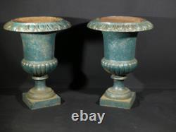Paire de vases médicis de jardin en fonte, époque XIX ème