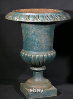 Paire de vases médicis de jardin en fonte, époque XIX ème
