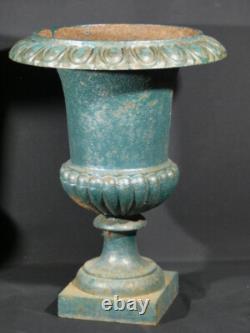 Paire de vases médicis de jardin en fonte, époque XIX ème