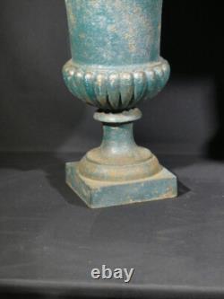 Paire de vases médicis de jardin en fonte, époque XIX ème