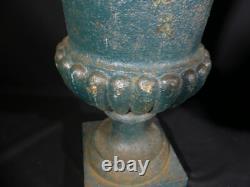Paire de vases médicis de jardin en fonte, époque XIX ème