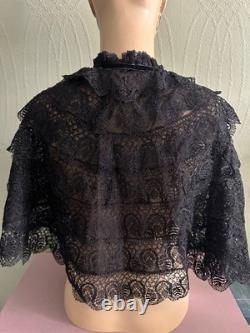 Pèlerine Belle Époque pour dame en fine dentelle noire de style Cluny