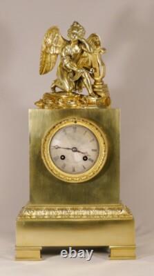 Pendule Borne à l'Angelot Et Les Arts, Bronze Doré époque Restauration, XIX èm