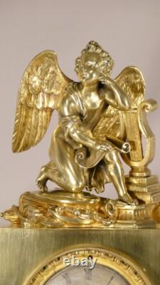 Pendule Borne à l'Angelot Et Les Arts, Bronze Doré époque Restauration, XIX èm