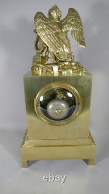 Pendule Borne à l'Angelot Et Les Arts, Bronze Doré époque Restauration, XIX èm