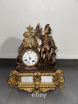 Pendule d'époque XiX ème siècle doré et marbre figurant un retour de chasse