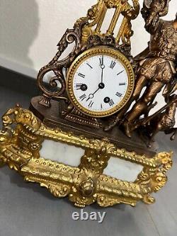 Pendule d'époque XiX ème siècle doré et marbre figurant un retour de chasse