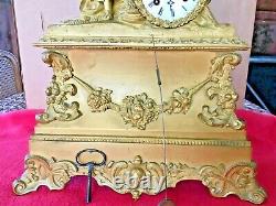 Pendule doré à la feuille d'or d'époque Restauration XIXéme siècle