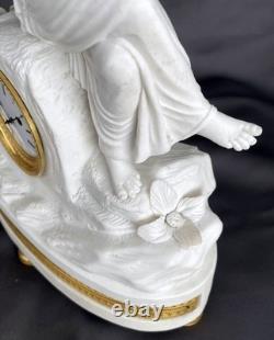 Pendule époque Louis XVI, en biscuit blanc signée Romilly