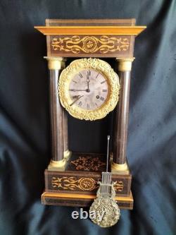 Pendule portique en bois clair et bronze doré / Epoque Restauration / XIXe