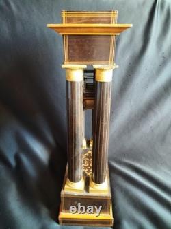 Pendule portique en bois clair et bronze doré / Epoque Restauration / XIXe