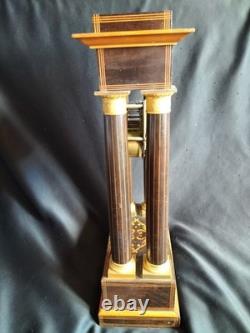 Pendule portique en bois clair et bronze doré / Epoque Restauration / XIXe