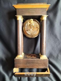 Pendule portique en bois clair et bronze doré / Epoque Restauration / XIXe