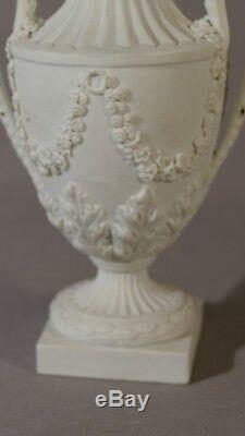 Petit Vase à l'Antique En Biscuit De Porcelaine De Sèvres, époque XIX ème
