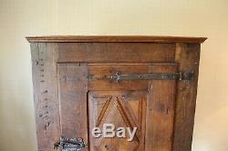 Petite armoire meuble tronc de style Louis XIII en chêne époque XIX ème siècle