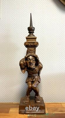 Pique cierge en bois sculpté représentant un personnage grotesque époque XIXeme