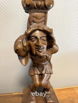Pique cierge en bois sculpté représentant un personnage grotesque époque XIXeme