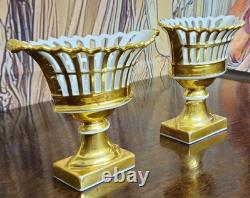 Porcelaines de Paris / paire de coupes d'autel / vases décoratifs époque XIXeme