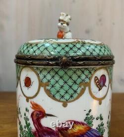 Pot couvert en porcelaine d époque XIX ème à décor de volatile