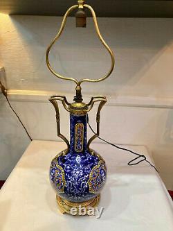 Rare et belle lampe en faïence fine de Gien à décor bleu et blanc. Epoque XIXème