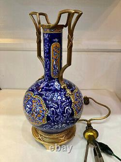 Rare et belle lampe en faïence fine de Gien à décor bleu et blanc. Epoque XIXème