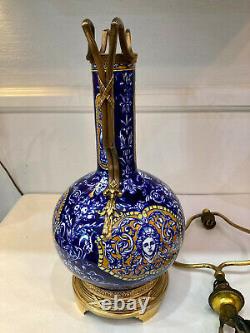 Rare et belle lampe en faïence fine de Gien à décor bleu et blanc. Epoque XIXème