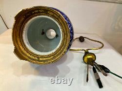 Rare et belle lampe en faïence fine de Gien à décor bleu et blanc. Epoque XIXème