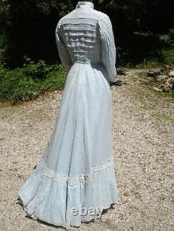 Robe ancienne Belle Epoque en plumetis antique victorian dress