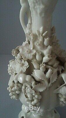 Superbe aiguière en porcelaine blanche signée Jacob Petit époque XIXème