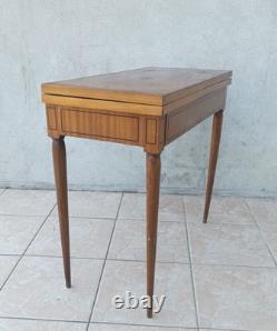 Table à jeu en noyer époque 19ème