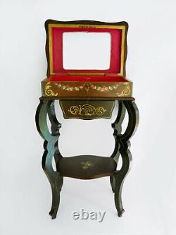 Travailleuse, coiffeuse en bois à décors romantique, époque Napoléon II. XIXème