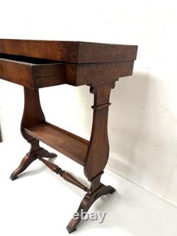 Travailleuse d'époque Directoire en noyer massif XIX siècle