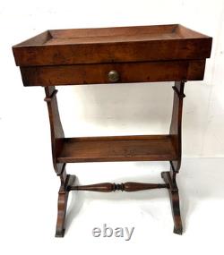 Travailleuse d'époque Directoire en noyer massif XIX siècle