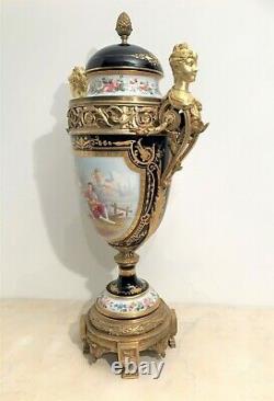Très grand vase en porcelaine de Sèvres et bronze doré époque XIXème siècle