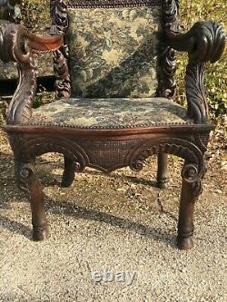 Très grande paire de fauteuils avec blason médiéval époque XIXème siècle