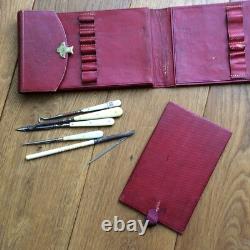 Trousse Nécessaire de Toilette en cuir Rouge Epoque XIXème