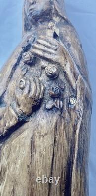 Vierge en bois sculpté ancienne, Haute-Époque 17 ème travail art populaire Vierge en bois sculpté ancienne, Haute-Époque 17 ème travail art populaire